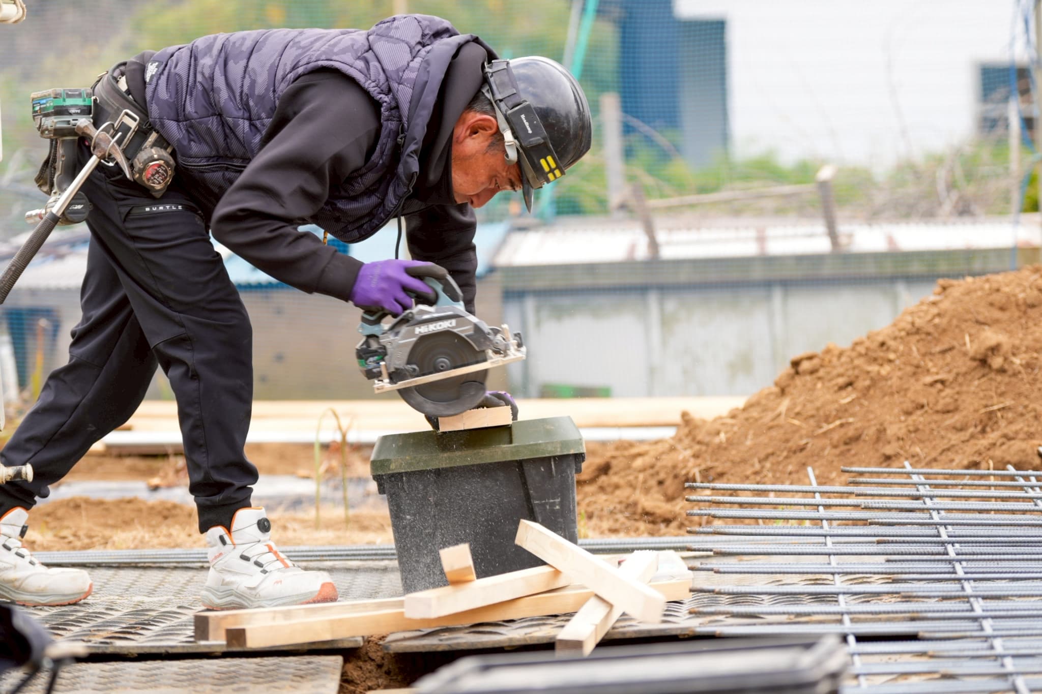 資材を切る職人