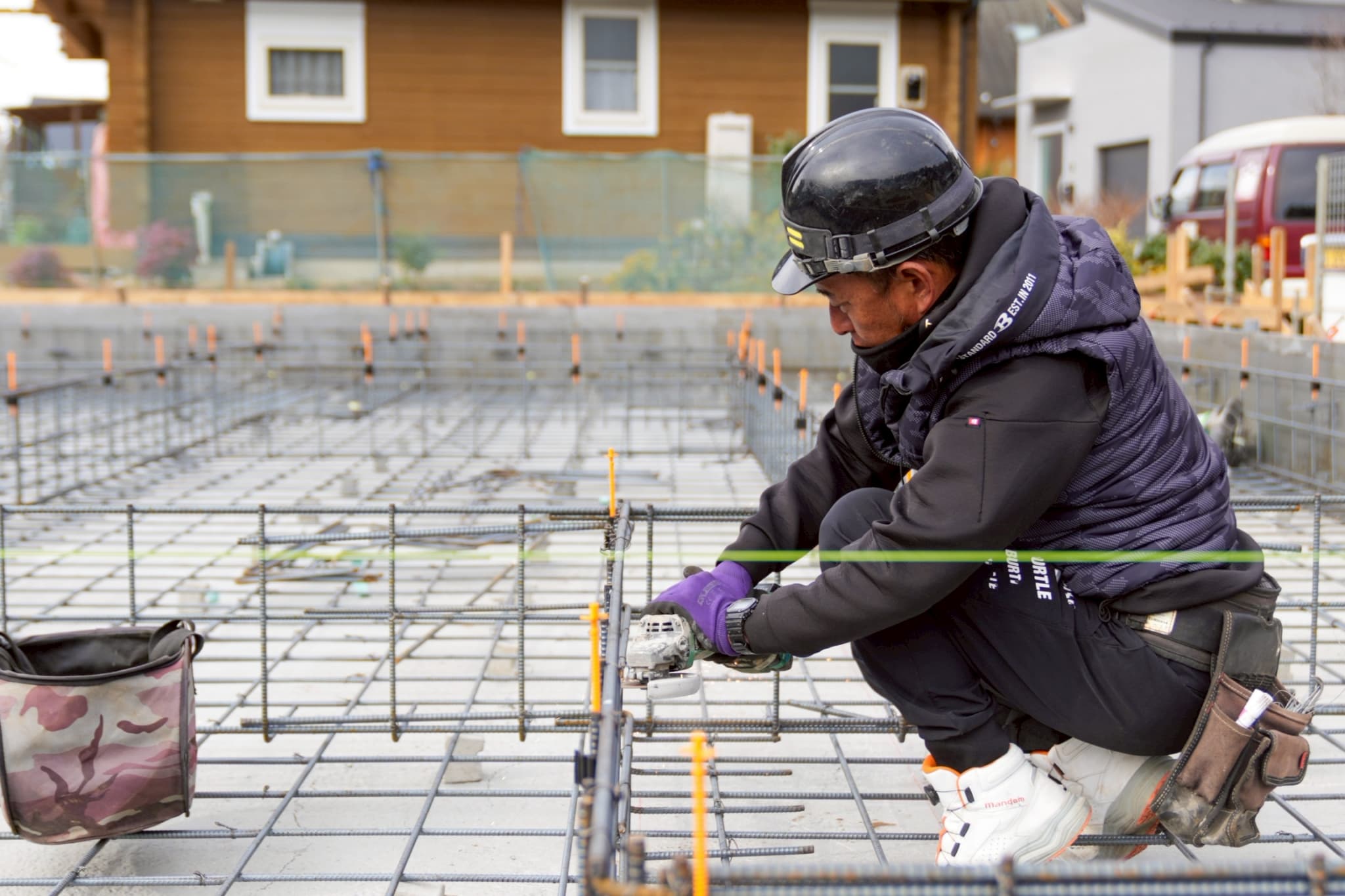住宅基礎工事作業中の職人