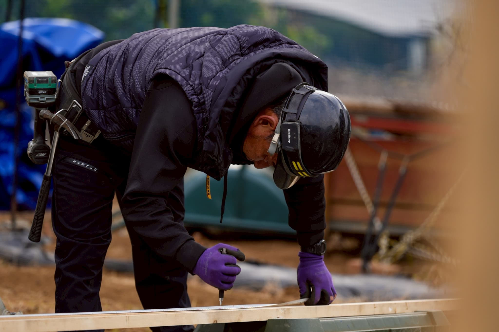 住宅基礎工事の作業中の職人