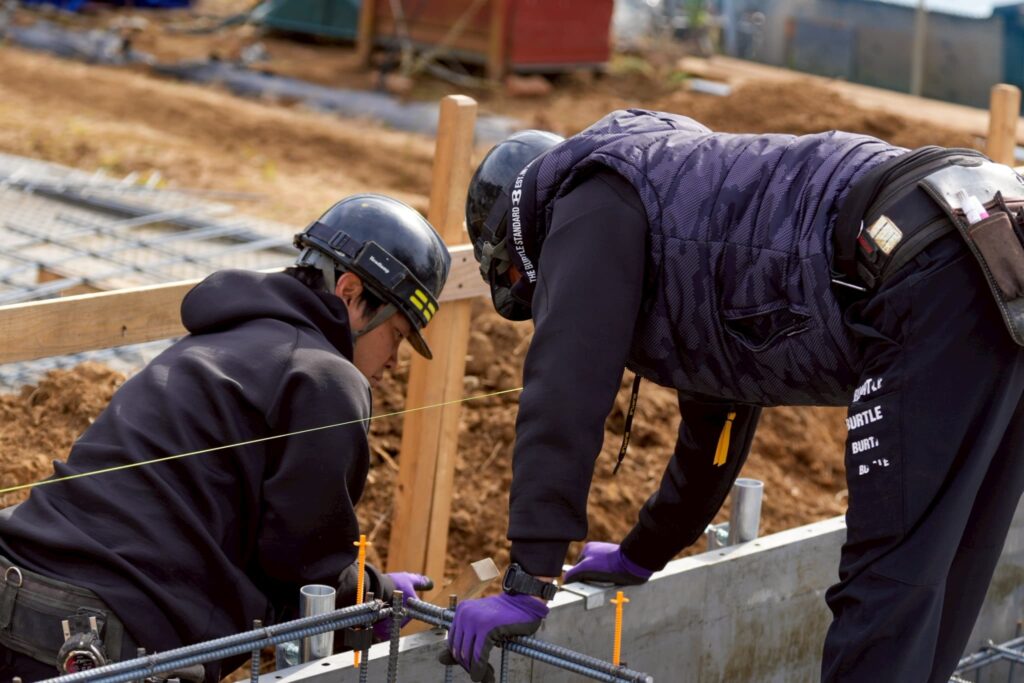 相談しながら作業を進める職人