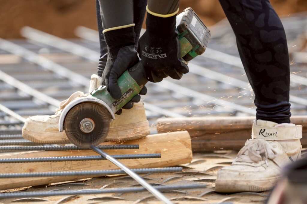 資材を切る職人