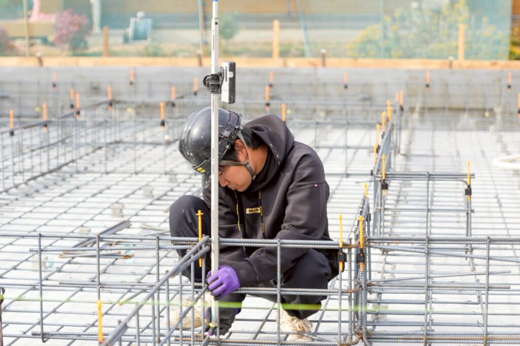 住宅基礎工事の作業中の職人