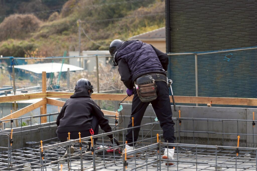 住宅基礎工事の作業中の職人