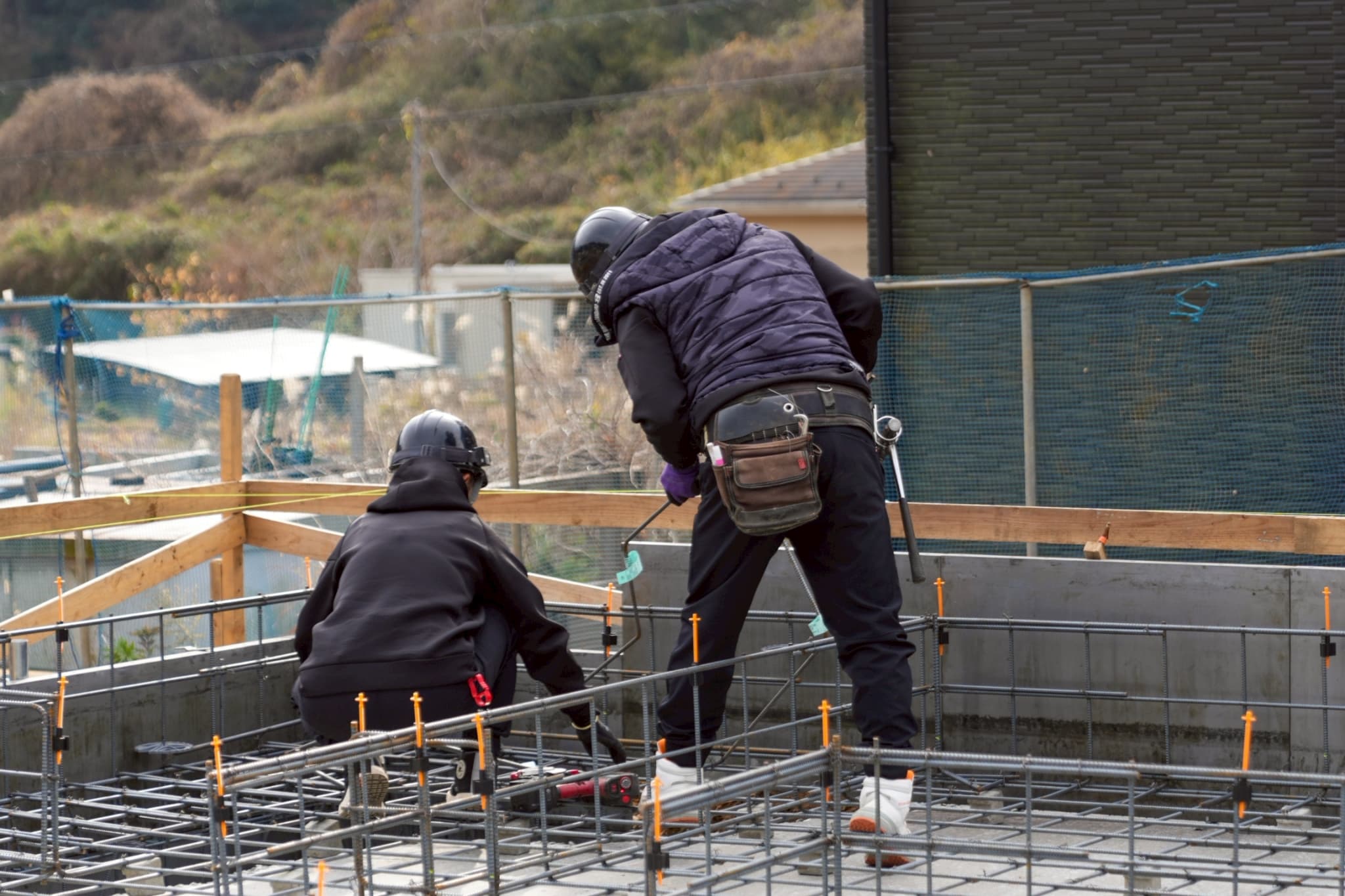 住宅基礎工事の作業中の職人