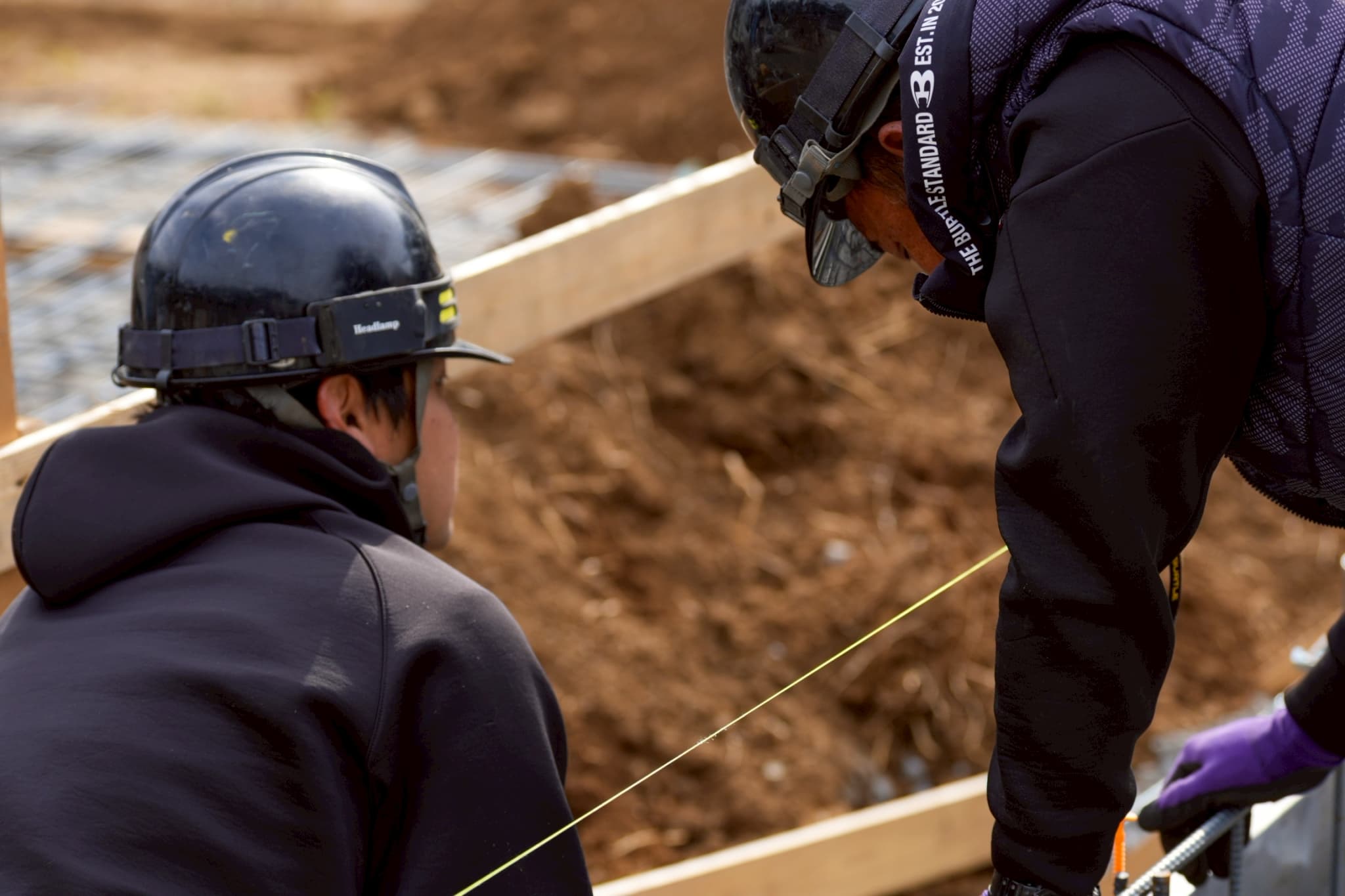 相談しながら作業中する職人